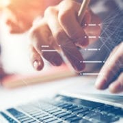 fokus på händer som knappar in sökningar föreställande ett PDM system