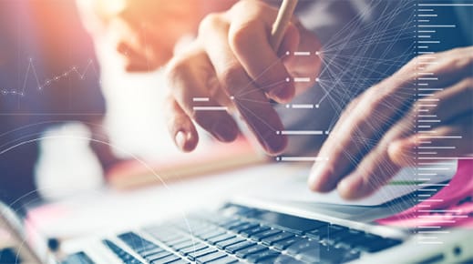 fokus på händer som knappar in sökningar föreställande ett PDM system