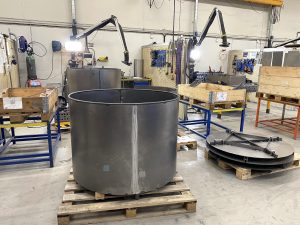 Planteringslådor valsas i fabrikens valsmaskin och svetsas sedan för hand.